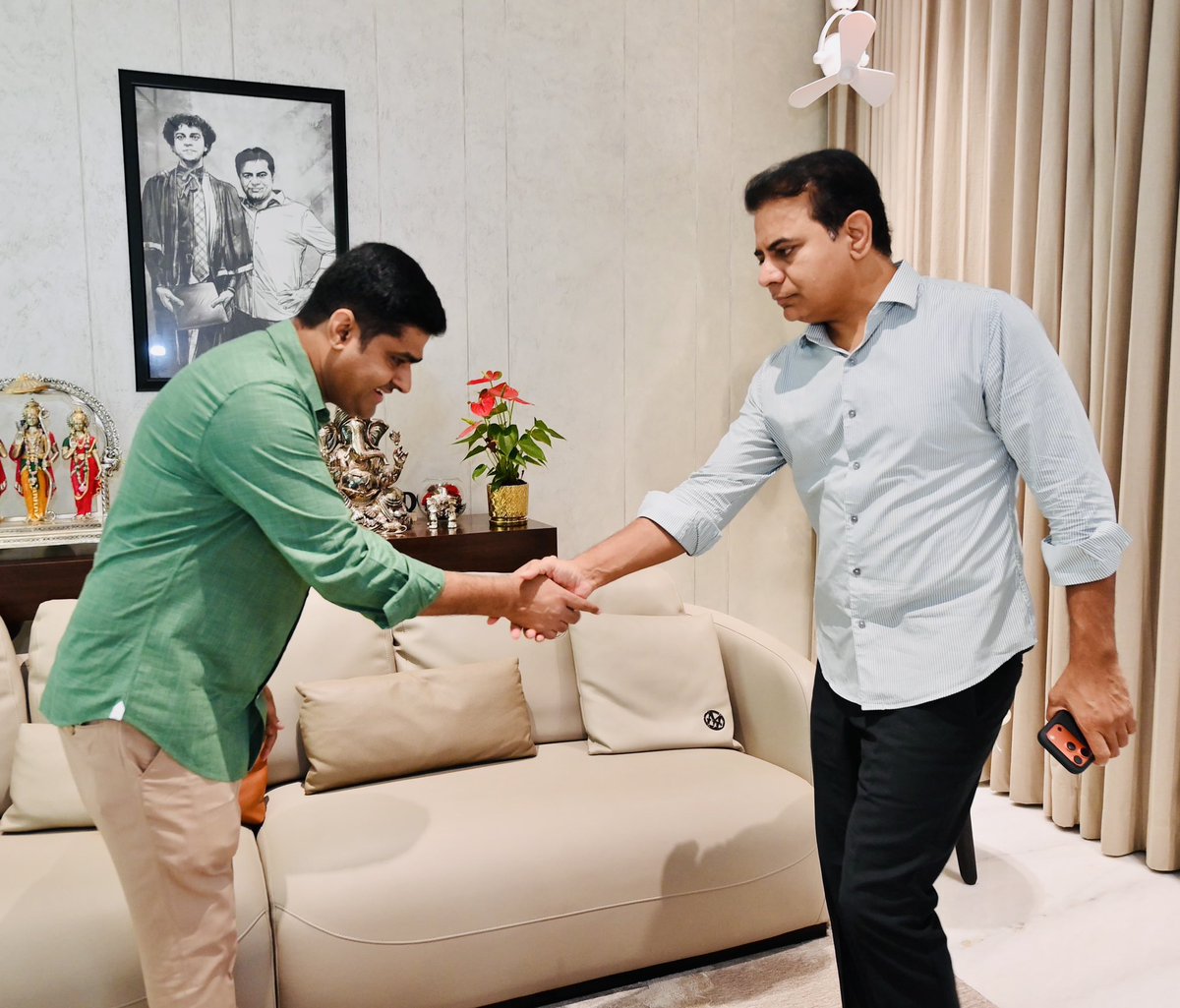 kmr_ktr's tweet photo. A year has passed, yet life feels new again.
With you by my side, even the years seem to pass like moments. ✨❤️

 #Annaiah #Blessings #MadeMyDay https://t.co/rUZwAK6QHC