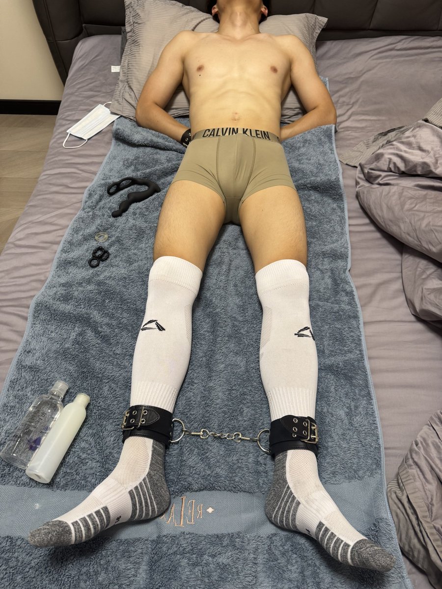 ZRxuan99's tweet photo. 薄肌高弹牛的底裤下���底藏着什么宝贝？
又为什么会不自觉地交出自己后面🌼？ https://t.co/SHmHgaHt9b