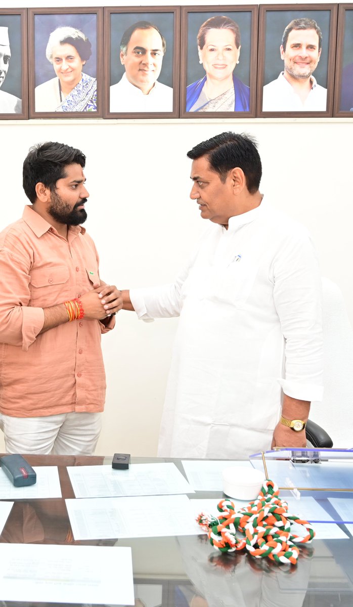 SATYENDRAS0LANK's tweet photo. आज राजस्थान प्रदेश कांग्रेस कमेटी के ऊर्जावान प्रदेश अध्यक्ष आदरणीय श्री गोविंद सिंह डोटासरा जी से  मुलाकात कर उनका आशीर्वाद प्राप्त किया !
#IndianNationalCongress #PCC #govindsinghdotasara https://t.co/z5ycrX8vK1