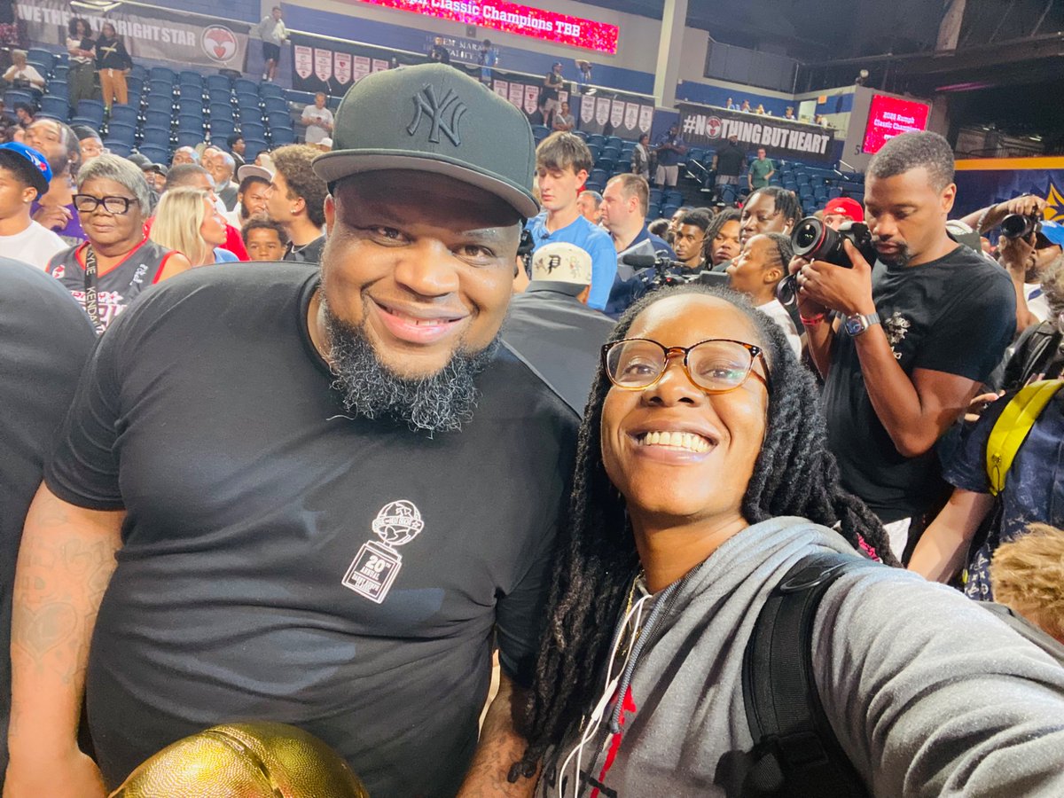 Revive_POC's tweet photo. All Smiles &amp; Selfies🎤📸
Championship Night at the RUMPH🏀 @rumphclassic 
YEAR 2️⃣1️⃣‼️

Full Recap coming soon….
https://t.co/v2QEdLPUOs

#media #philly #recap #champion https://t.co/wcDqlwdqqa