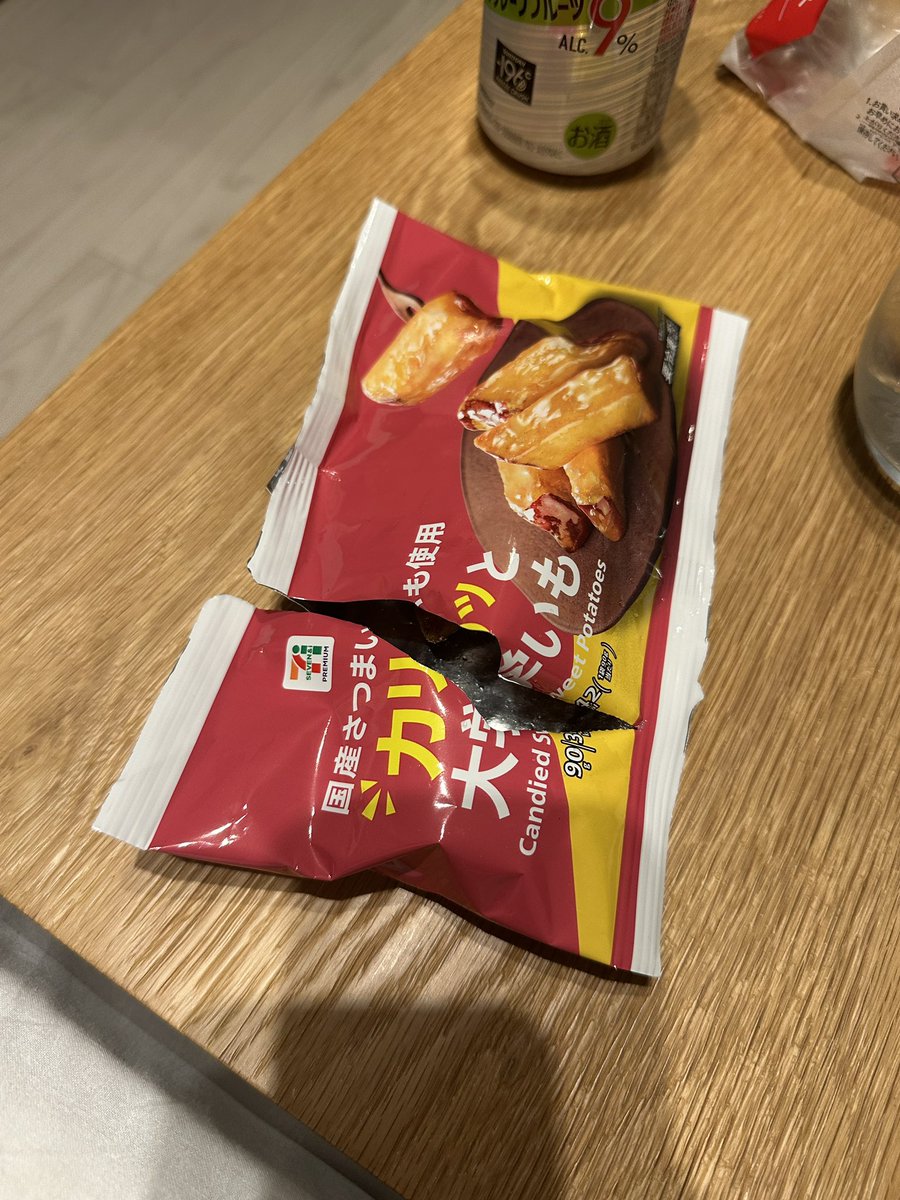 darineeeda's tweet photo. 일본하면 편의점이니까 털어줬습니다

[추천템]
✔️세븐일레븐 고구마 맛탕 : 두번드세요 세번드세요 살짝 얼린 이 맛탕 진짜 개미친놈

[비추템]
✔️ 스트롱 : 이게 무슨 일본인들이 좋아하는 술, 맛있어서 막 먹다가 훅가는 술이래서 사봤는데 노맛. 걍 하이볼 먹을께! https://t.co/NqqvHVMlJj