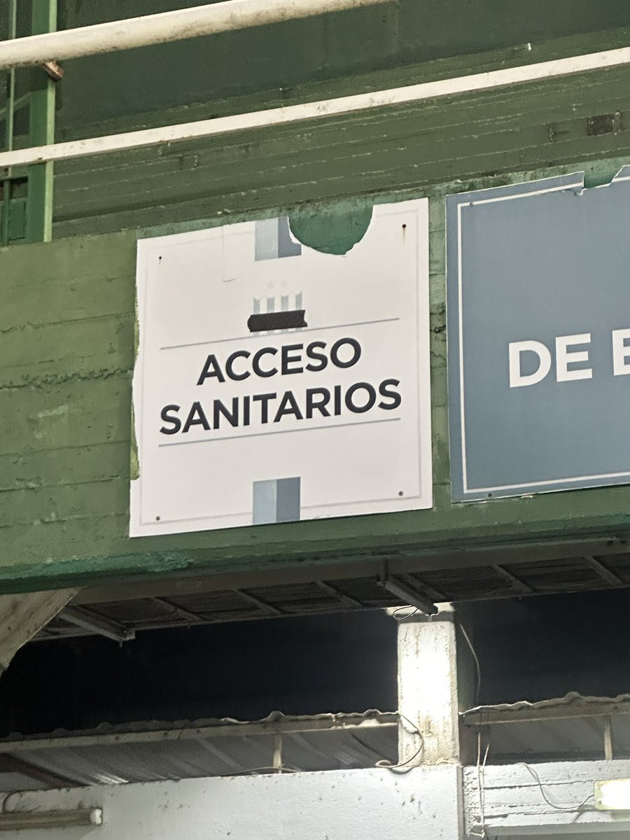 flopitaladro's tweet photo. Imagínate que alquilen tu cancha todo el tiempo, conmebol te pide que tapes los escudos de tu club y vos como un re mil hijo de puta los tapas pero después cuando vuelve TU GENTE te olvidas de dejar todo como estaba. Los presidentes actuales son TODOS cipayos o como es? https://t.co/q9PdVEAgjs