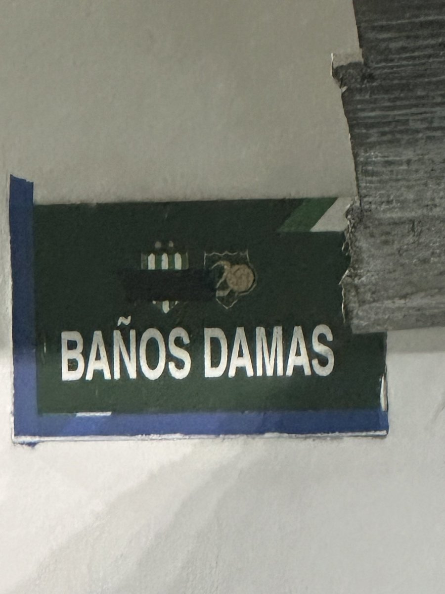 flopitaladro's tweet photo. Imagínate que alquilen tu cancha todo el tiempo, conmebol te pide que tapes los escudos de tu club y vos como un re mil hijo de puta los tapas pero después cuando vuelve TU GENTE te olvidas de dejar todo como estaba. Los presidentes actuales son TODOS cipayos o como es? https://t.co/q9PdVEAgjs