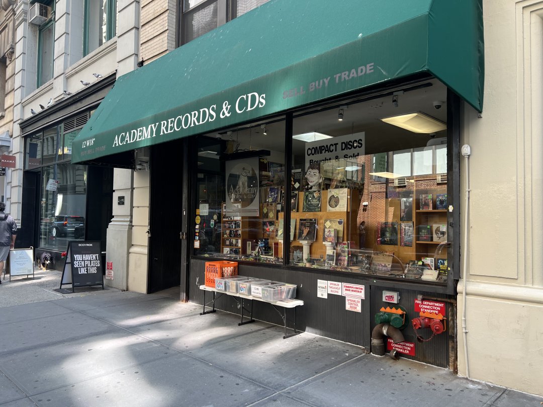 Bria_Aur's tweet photo. My favorite record store in New York. https://t.co/NlL7doi6Li