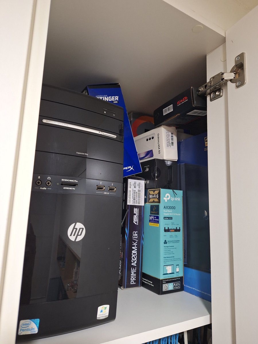uberwire's tweet photo. @HiNas33 Meanwhile, my closet 😂 https://t.co/VBEAMnKsRh