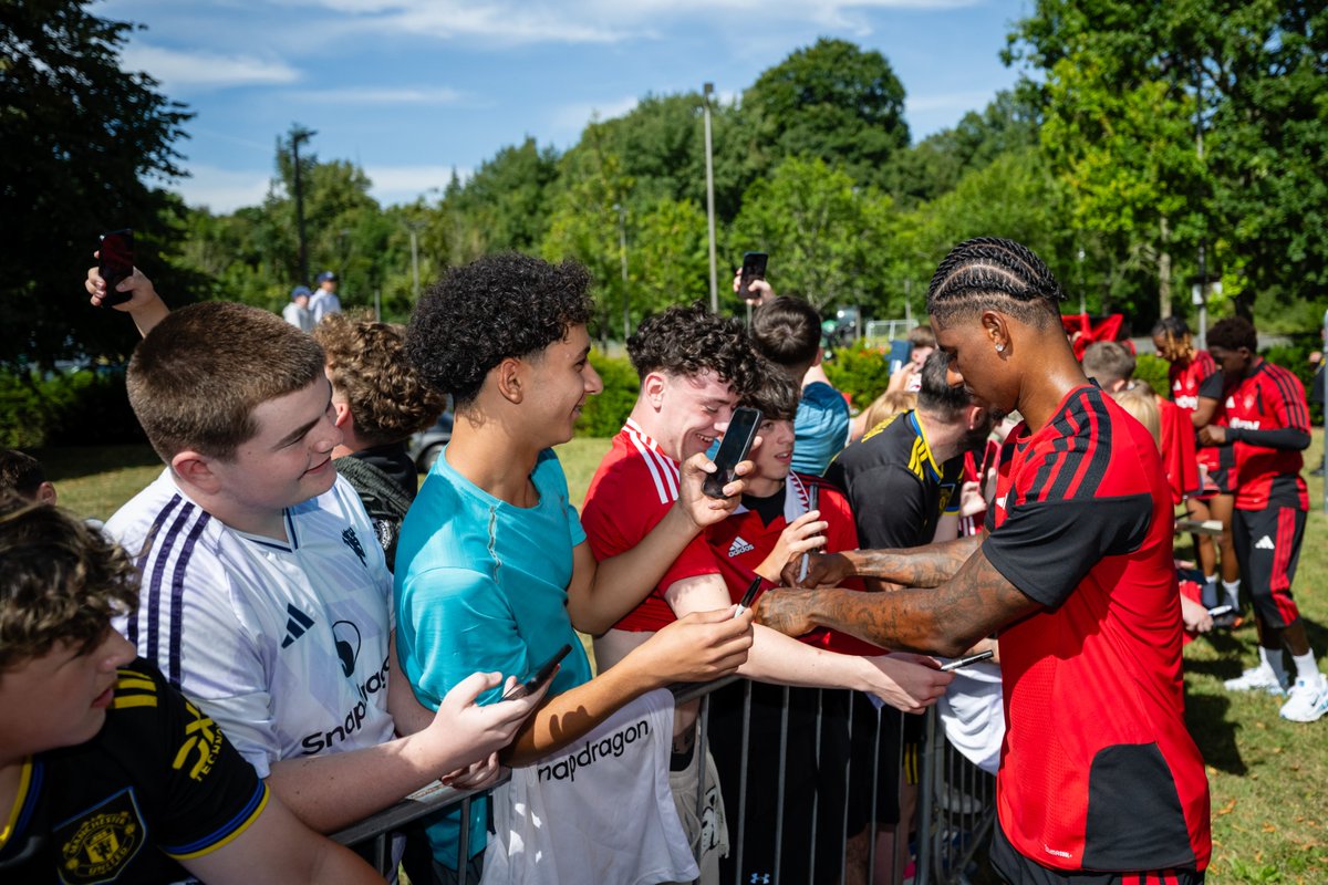 ManUtd's tweet photo. Signatures and selfies for our Reds in Ireland ✍️🤳 https://t.co/oQD7MVfuwx