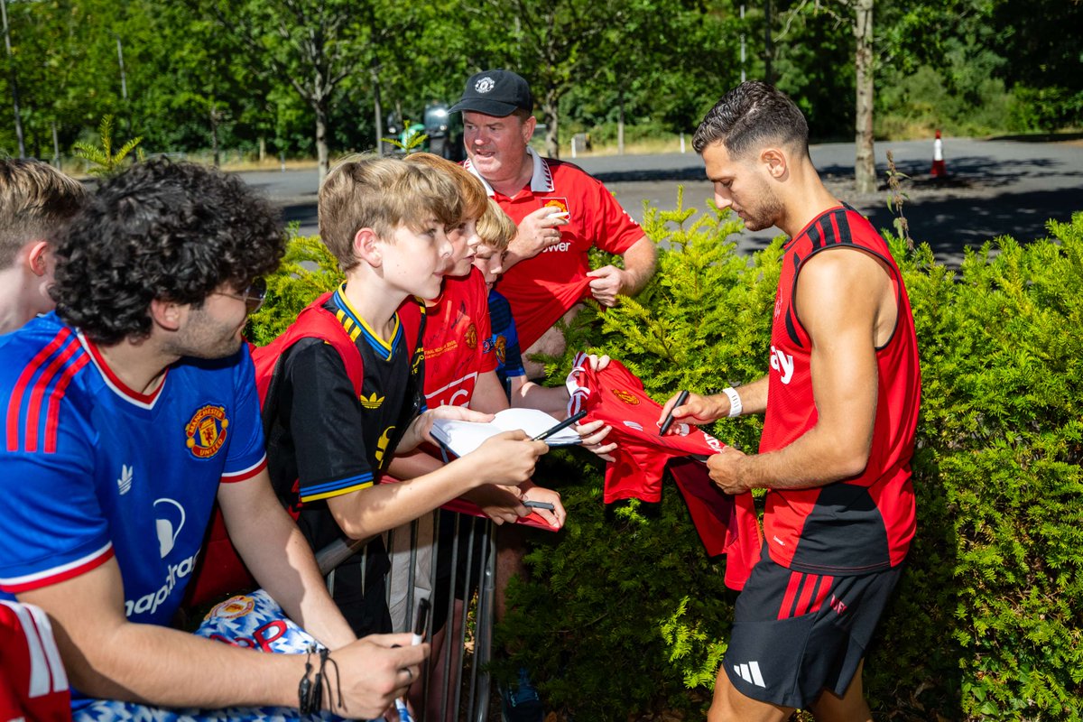 ManUtd's tweet photo. Signatures and selfies for our Reds in Ireland ✍️🤳 https://t.co/oQD7MVfuwx