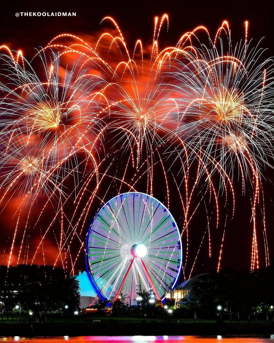 NavyPier's tweet photo. Summer nights shine brighter at Navy Pier! ✨Join us on Saturday, August 15 for our free, award-winning Summer Fireworks show presented by @ChooseChicago! Plan your visit: https://t.co/bXqNjDKylQ https://t.co/2GGkayIHRx