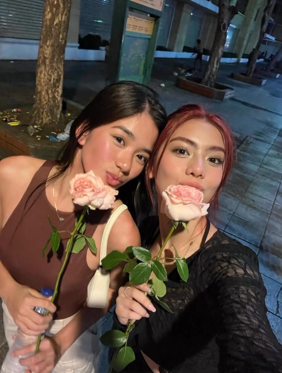 mikhaaluvr's tweet photo. one of my fave mekaya photos kasi sobrang arghhjenshjweh domestic tignan na para bang naglate night stroll sila tapos may nakita silang nagbebenta ng roses sa gilid kaya binilhan nila isa't isa AYUNNN PANTASYA NANAMAN https://t.co/4c915owsbp
