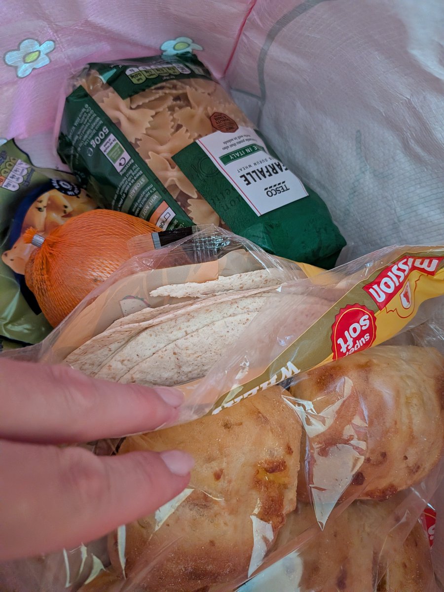 Oh_You's tweet photo. I've had a delivery this morning. When putting it away I noticed the wraps were open. It's a resealable packet on its normal opening. This was the side. So won't keep the item as fresh as it should. 
@Tesco https://t.co/IpzZ2bXbMa