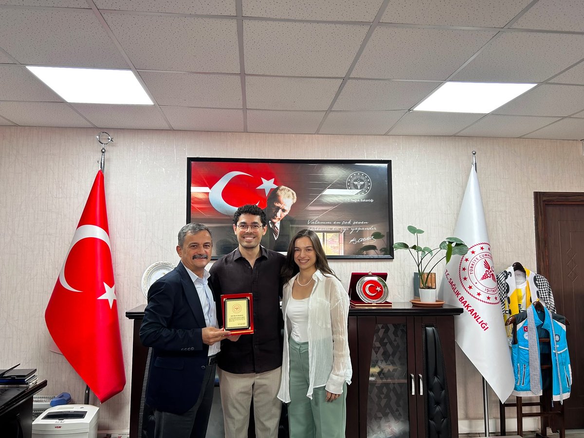 Mus_ism's tweet photo. 📍Korkut Devlet Hastanesi Başhekimliği Görevi Sonrası Uzm. Dr. Necati Ulu’ya Plaket Takdimi 

İl Sağlık Müdürümüz Dr. Erol Emre Ömür, Kamu Hastaneleri Başkanımız Uzm. Dr. Ayşe Rumeysa Doğruyol ve Başkan Yardımcımız Uzm. Dr. Kevser Esen tarafından, Korkut Devlet Hastanesi Başhekimliği görevini yürütürken İzmir Atatürk Eğitim ve Araştırma Hastanesi’ne atanan Uzm. Dr. Necati Ulu’ya plaket takdim edildi.

Korkut Devlet Hastanemizde görev yaptığı süre boyunca sağlık hizmetlerinin sunumuna ve hastanemizin gelişimine sunduğu katkılar dolayısıyla Uzm. Dr. Necati Ulu’ya teşekkür ediyor, yeni görevinde başarılar diliyoruz.

@KorkutDH