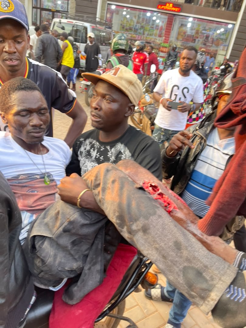 swiftpub's tweet photo. JUST IN: Two injured as uniformed and plainclothed gunmen engaged a charged group of supporters of artist @kingsaha_256 after his press conference which was to give details about his upcoming concert. 
Reports @NtandaHamim 
#SwiftUpdates https://t.co/19wHSTBF3i