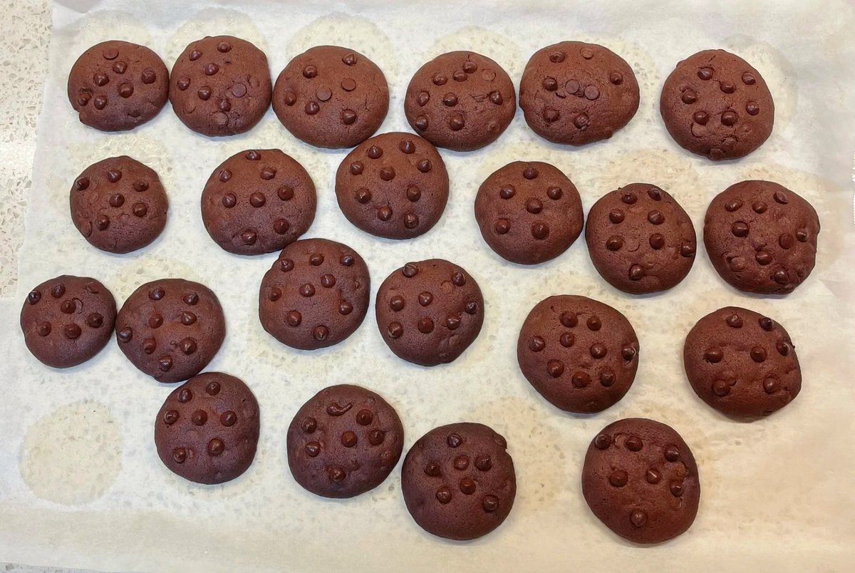 Elliot_Gerson's tweet photo. Just had the coziest weekend baking session! Freshly baked chocolate chip cookies straight from my oven, smelling amazing and ready to share with my flatmates. Nothing beats this warm, sugary joy ， https://t.co/uxFltTVygP