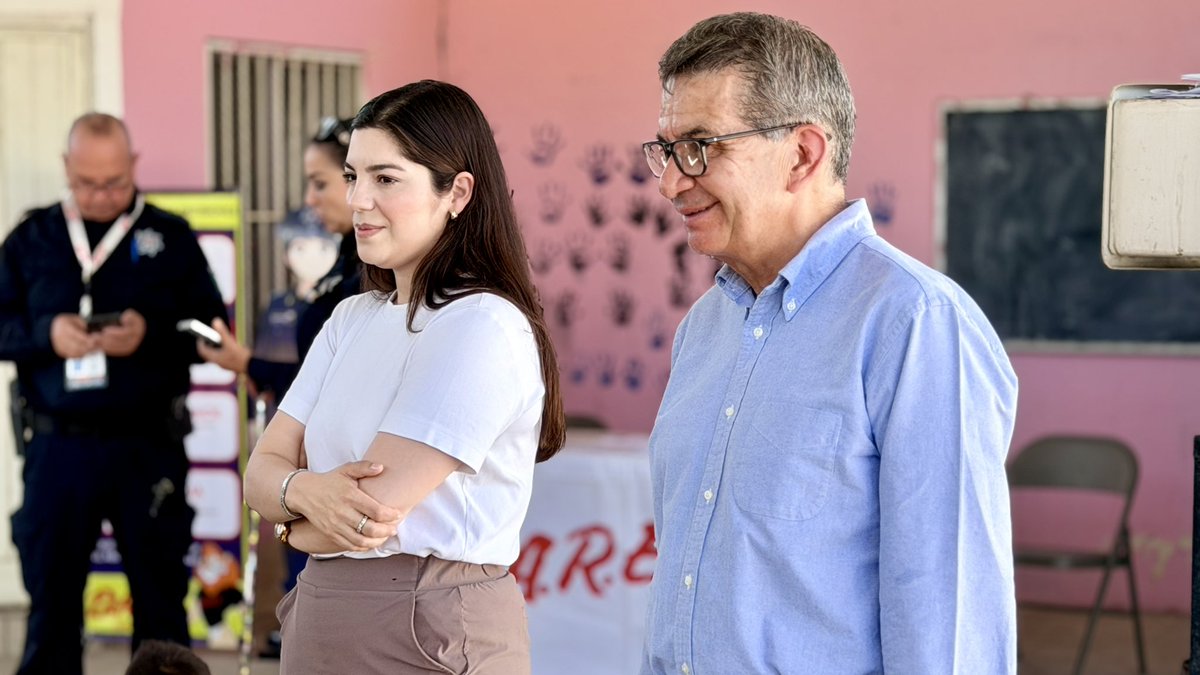 BarrazaAlmazan's tweet photo. Visitamos el Comedor Unión Vélez, en la colonia Lomas del Norte, felicitando a las niñas y niños por concluir con éxito su programa de verano.

Un gusto acompañarlos junto al equipo de D.A.R.E. y la diputada Amairany Peña. ¡Muchas felicidades! https://t.co/pVRxohjgSp