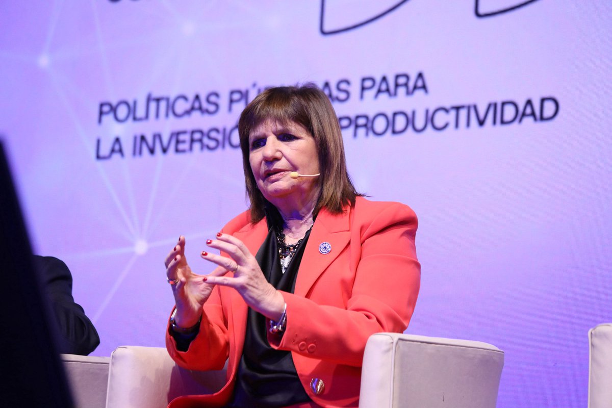 PatoBullrich's tweet photo. Hay que sentarse con todos y tener la decisión de cambiar.

En el Senado estamos construyendo ese camino: a veces cuesta un poco más, pero no nos desviamos. El rumbo es claro: transformar la Argentina y seguir siempre hacia adelante.

Encuentro Democracia y Desarrollo organizado por @clarincom.