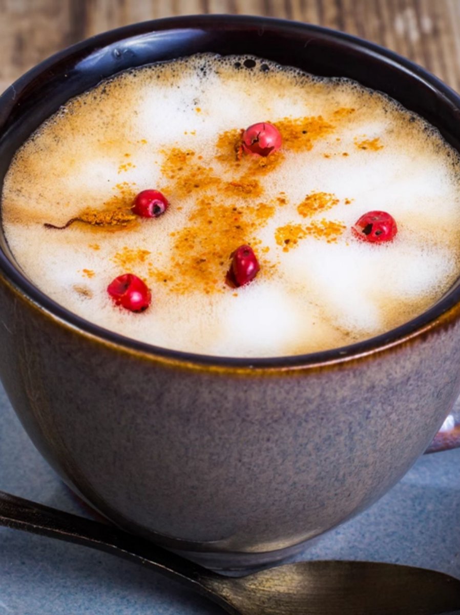 franceslwl's tweet photo. Craving a cozy pick-me-up Whip up this 5-minute honey cinnamon latte: brew hot espresso, steam oat milk, stir in 1 tsp honey + pinch of cinnamon, done! Perfect for crisp afternoons. https://t.co/2tfnvrRWF0
