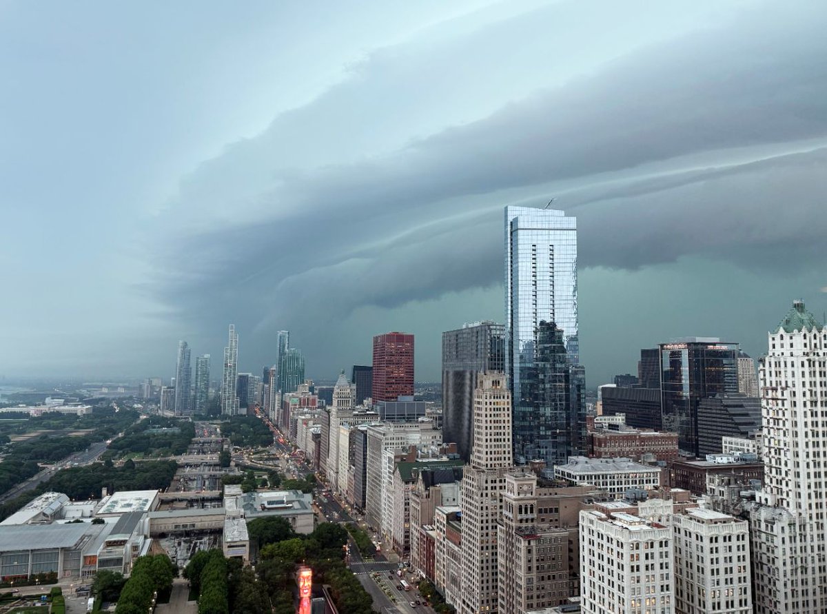 MaxVelocityWX's tweet photo. Absolutely INCREDIBLE view of the POWERFUL MCS that moved through the Chicago Metro a short time ago!

📷️ Thank you to Kri for sending this in! https://t.co/EuoISwcmvf