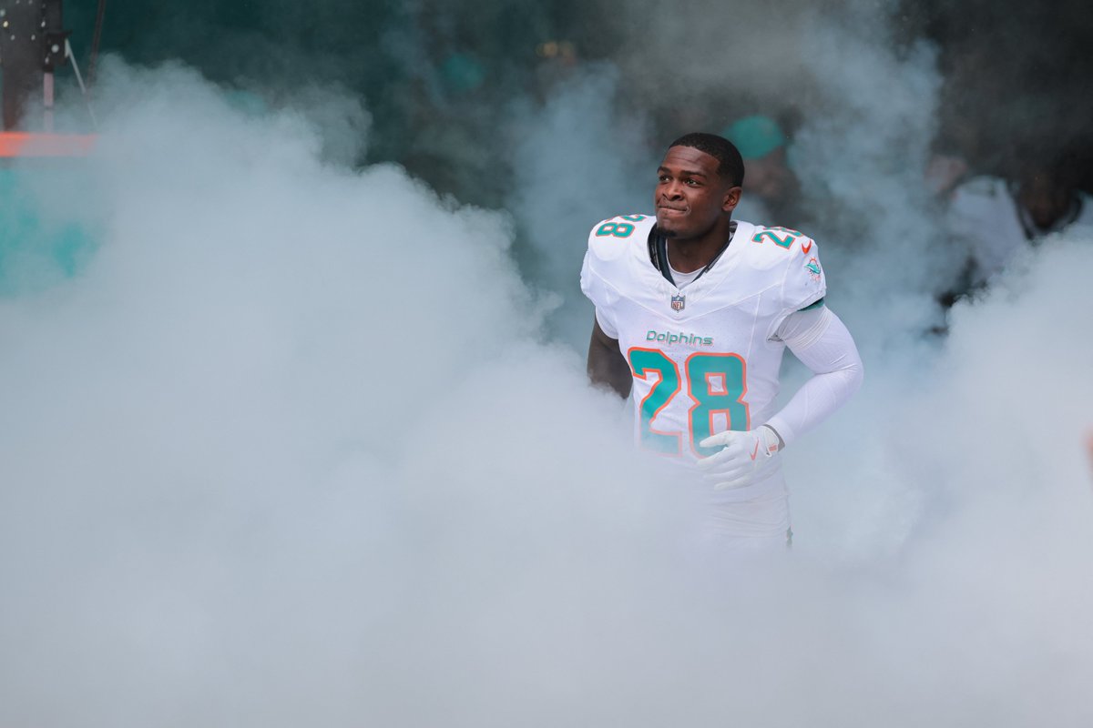 UnderdogNFL's tweet photo. HC Jeff Hafley on De’Von Achane:

"I just gave Achane a heads-up this morning and I told him, 'You better be in good shape.' I told him there might be some games when I have to pick him up and carry him back to the locker room because he's going to be so tired." https://t.co/0vvAlJc7Ou