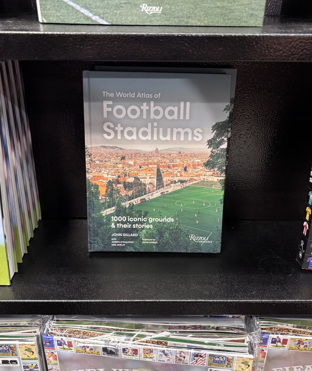 oscarcatradio's tweet photo. I de sobte, passejant per la 5a Avinguda de NY, trobes un llibre sobre 1.000 estadis icònics de futbol i la portada és… “La Satalia” del Poble Sec!!
1.000, eh!!?? https://t.co/pgGPDQyEAf