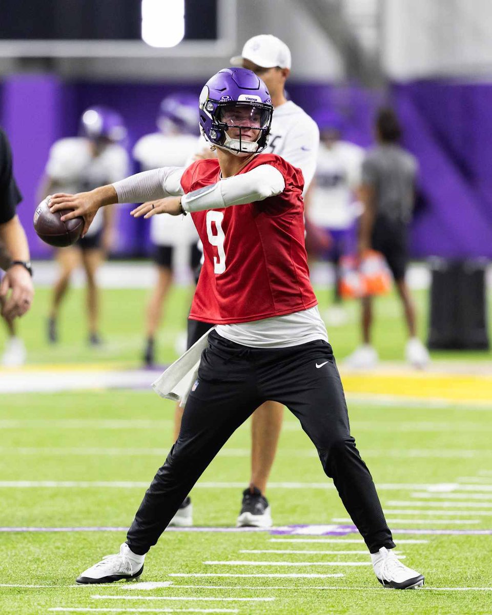 NFCNorthNewss's tweet photo. WOW! 😳😳😳

The #Vikings ORIGINALLY offered JJ McCarthy the starting quarterback position over Kyler Murray but McCarthy DECLINED, telling the staff:

“I want to TAKE the spot from Murray and never give it back.”

Minnesota just named Murray as the official starter for Week One.

A situation to keep an eye on. 🍿👀