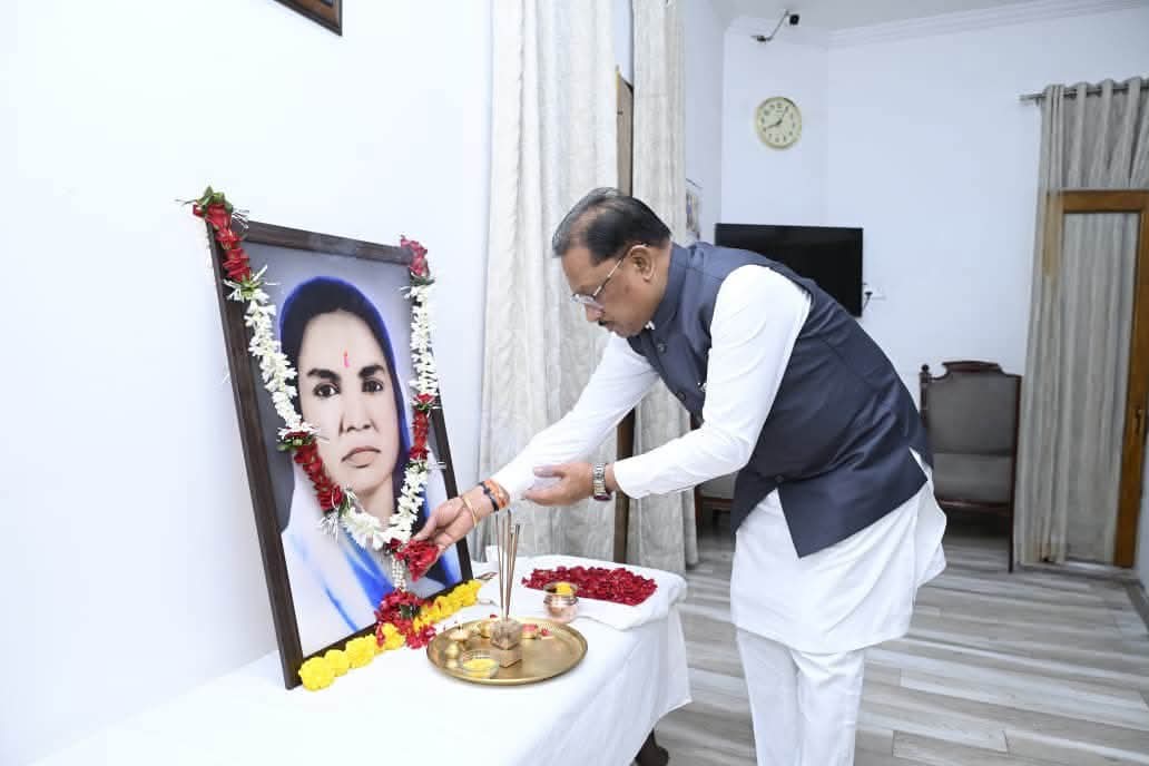BJP4CGState's tweet photo. माननीय मुख्यमंत्री श्री @vishnudsai जी ने मुख्यमंत्री निवास में छत्तीसगढ़ की प्रथम महिला सांसद और समाज सेविका स्व. मिनीमाता जी की पुण्यतिथि पर उनके तैलचित्र पर पुष्प अर्पित कर उन्हें भावभीनी श्रद्धांजलि दी। https://t.co/PKhiJnE3hd