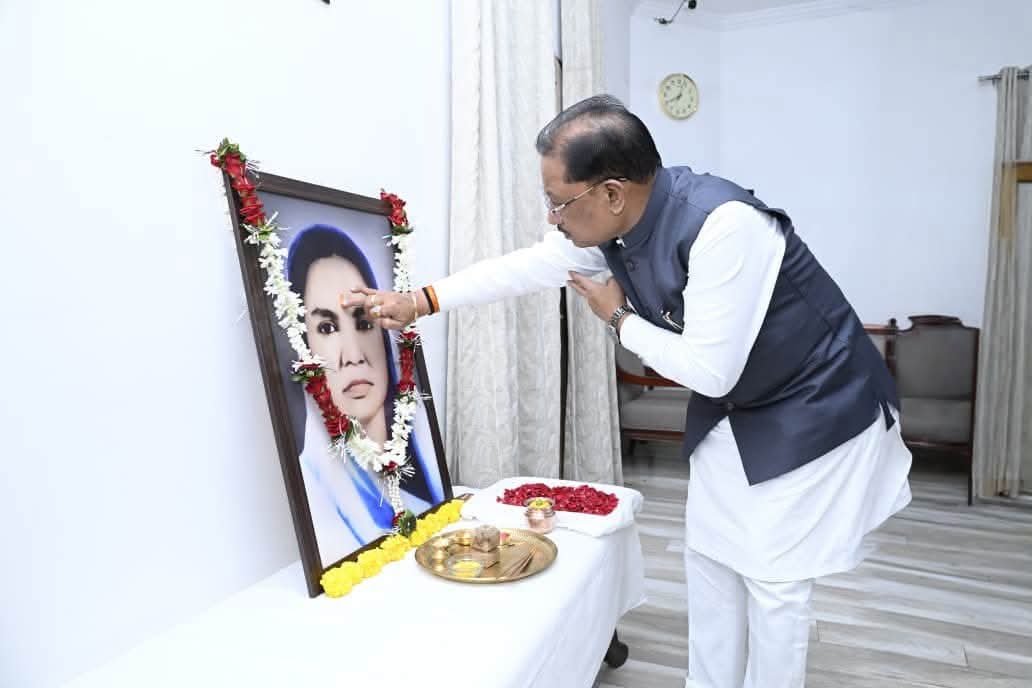 BJP4CGState's tweet photo. माननीय मुख्यमंत्री श्री @vishnudsai जी ने मुख्यमंत्री निवास में छत्तीसगढ़ की प्रथम महिला सांसद और समाज सेविका स्व. मिनीमाता जी की पुण्यतिथि पर उनके तैलचित्र पर पुष्प अर्पित कर उन्हें भावभीनी श्रद्धांजलि दी। https://t.co/PKhiJnE3hd