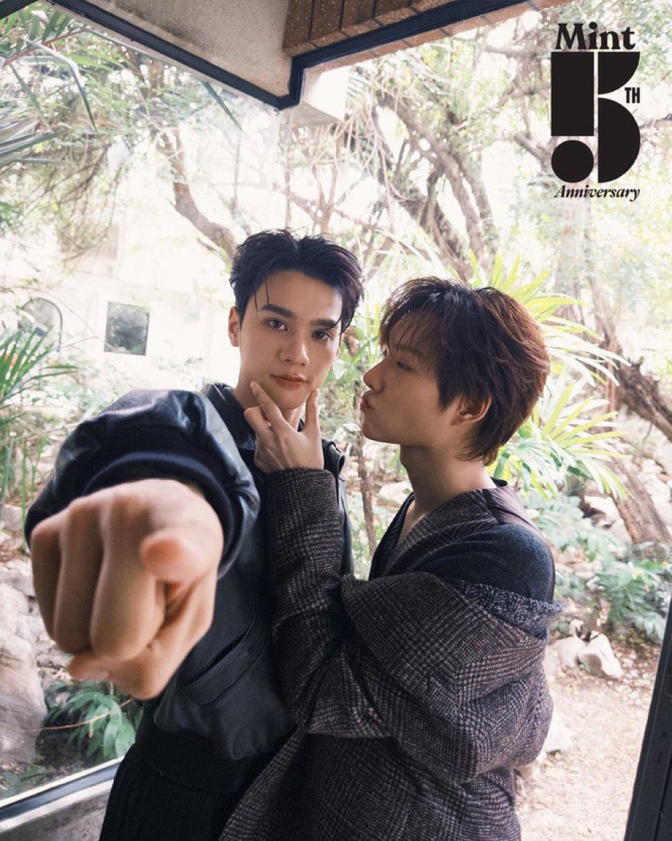 taiixyang's tweet photo. That's his puppy 🤏🏻 https://t.co/WvM9OfOjX4