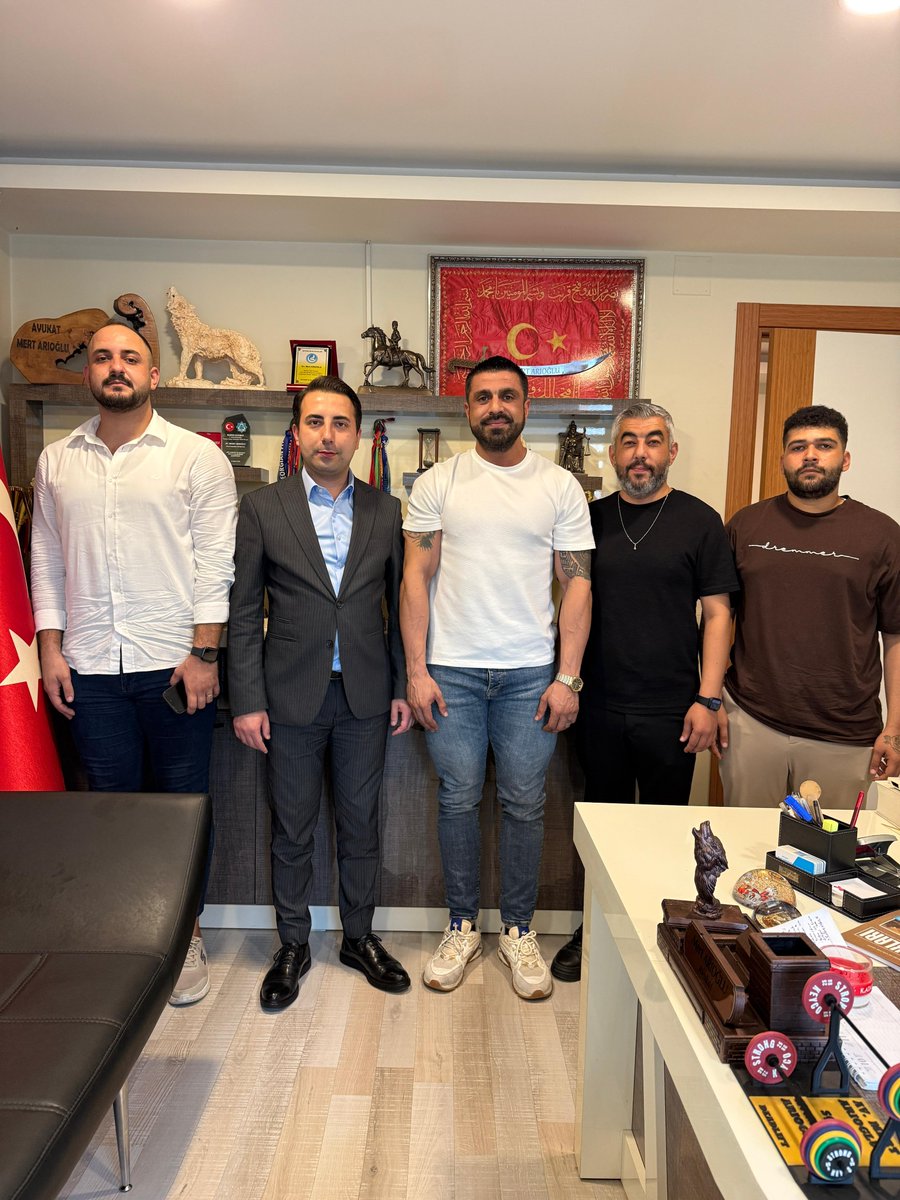 berkaksak01's tweet photo. Geçmiş dönem Ülkü Ocakları Seyhan İlçe Başkanımız, MHP Adana İl Disiplin Kurulu Üyemiz Av. Mert Arıoğlu’nu ziyaret ederek, Ülkü Ocakları Genel Merkezimiz tarafından hazırlanan Ülkü Ocakları Dergimizin 270. sayısını hediye ettik. Misafirperverliği için kendisine teşekkür ederim.

@ayyildirim1
@cemtutsoy