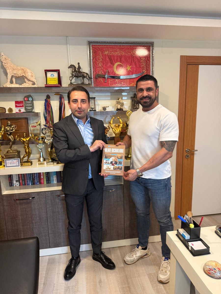 berkaksak01's tweet photo. Geçmiş dönem Ülkü Ocakları Seyhan İlçe Başkanımız, MHP Adana İl Disiplin Kurulu Üyemiz Av. Mert Arıoğlu’nu ziyaret ederek, Ülkü Ocakları Genel Merkezimiz tarafından hazırlanan Ülkü Ocakları Dergimizin 270. sayısını hediye ettik. Misafirperverliği için kendisine teşekkür ederim.

@ayyildirim1
@cemtutsoy