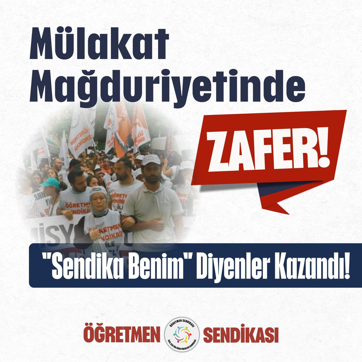 MulakatPlatform's tweet photo. 📢 KAMUOYUNA VE EĞİTİM CAMİASINA DUYURUMUZDUR

KAZANDIK!

İki yılı aşkın süredir tek bir gün bile geri adım atmadan, inançla sürdürdüğümüz onurlu mücadelemiz bugün tarihi bir kazanımla sonuçlandı!
Her zeminde bıkmadan dile getirdiğimiz haklılığımız, Milli Eğitim Bakanlığı’nın bugün yaptığı resmi duyuruyla nihayet tescillendi.

Bu zafer, yalnızca 1611 öğretmenin bireysel hak mücadelesi değildir.
Bizler; Özel Sektör Öğretmenleri Sendikası ile omuz omuza vererek, kamuda ve özel sektörde çalışan tüm öğretmenlerin ortak geleceği için yan yana gelerek kazandık. Emeğin, örgütlü duruşun ve birleşen öğretmen mücadelesinin neleri değiştirebileceğini tüm ülkeye gösterdik.

Bu süreçte sesimize ses katan, çözüm yolunda taşın altına elini koyan ve dayanışmasını esirgemeyen tüm kurumlara, kuruluşlara ve yol arkadaşlarımıza yürekten teşekkür ediyoruz.
Bu kazanım; vazgeçmeyenlerin, direnenlerin ve haklılığında ısrar edenlerindir!
Mücadele dersini öğretmenler verdi.
Veriyor.
Verecek!✊🏻📚✨

#MulakatMagduruOgretmenlerSendikasiylaKazandi