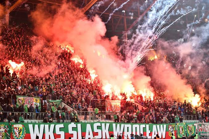 educovalesky's tweet photo. (continua)
5. Slask Wroclaw - Torcida barulhenta, 1 Ekstraklasa em 2012 e um estádio construído para Euro '12
6. Zaglebie Lubin - Ganhou 2 Ekstraklasa, em 1991 e 2007

É um clássico regional da Baixa Silésia. O Zaglebie leva vantagem na história dos confrontos. https://t.co/h6hj7gND1P