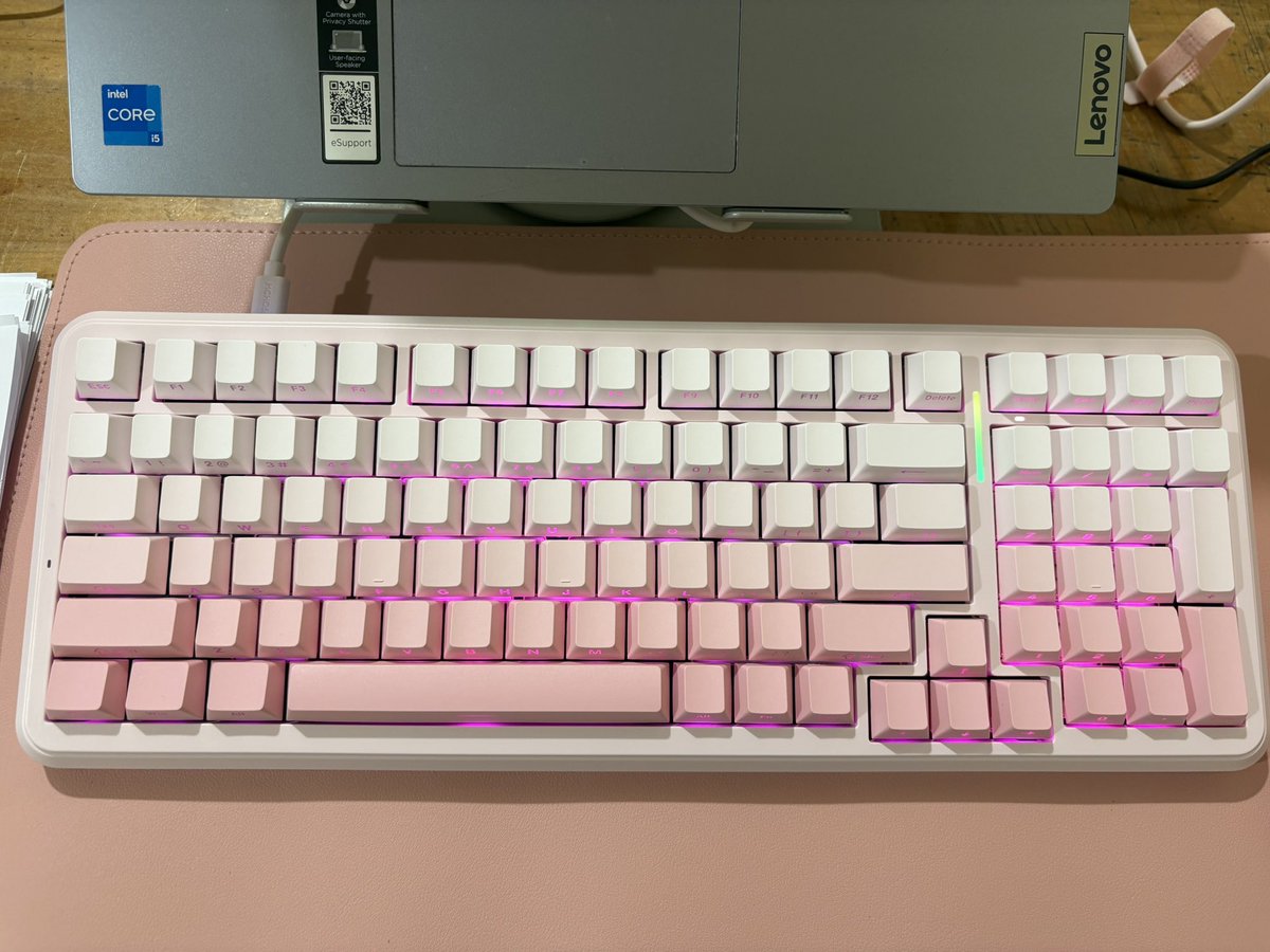 scianachy's tweet photo. @unicornangelkai @zeaidennn kira kira gini lah keyboard-nya... mantap banget bikin semangat kerja (dikit) https://t.co/ovhn5jg3nC