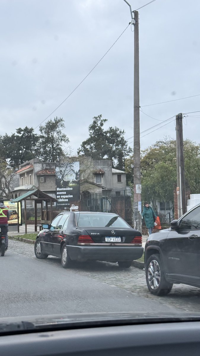 sdarak_'s tweet photo. Todos los días paso por esta escuela, y entre todos los autos NPC de los demás padres está EL, este Mercedes W140 de un tipazo que lo usa a diario. Un auto para el que alguien dió la orden de “Hagan el mejor auto del mundo, sin límite de presupuesto”. Otras épocas sin duda. https://t.co/Rw3ZWt4HkE