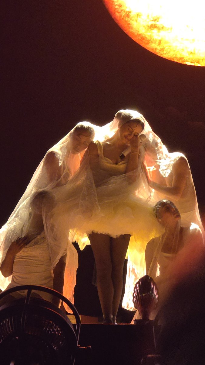 crxve97's tweet photo. apaixonado por essas fotos que fiz no show da rosalía ontem https://t.co/eAh0vJItU7
