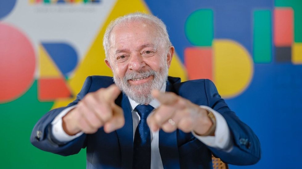 RogerioCorreia_'s tweet photo. LULA A MENOS DE 1% DE GANHAR NO 1º TURNO! 🌟🇧🇷

O presidente @lulaoficial DISPAROU e chegou a 49,4% dos votos válidos, na CNT/MDA divulgada nesta terça-feira (11). 

Na estimulada, Lula tem 42,4% e Flávio Bolsonaro 28,7% no primeiro turno, quase 14 PONTOS percentuais de DIFERENÇA!