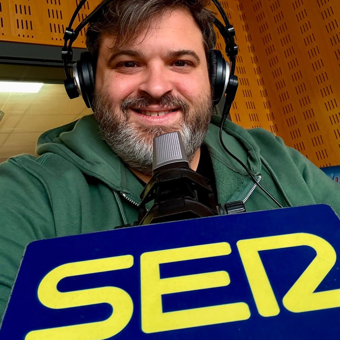 miguelruizfc's tweet photo. Contaros los partidos del @realvalladolid en @SERdeporteValla ha sido un privilegio que no sé explicar en solo un tweet. Un sueño al que he tenido que renunciar para poder disfrutar de nuevos retos y seguir creciendo 🫂

Gracias a todos por el cariño... 

¡Y Aupa #Pucela! 🟣⚪️ https://t.co/jTJf5AZDbz