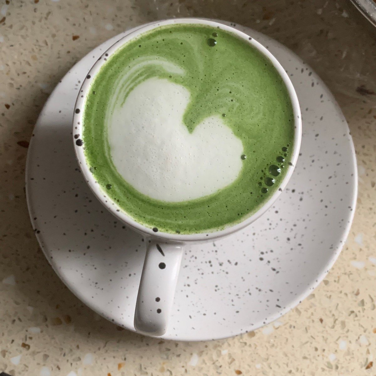 TaniaAlvarezCa4's tweet photo. Need a quick pick-me-up Whip up iced matcha latte in 2 mins—whisk matcha powder, hot water, ice, and oat milk!  #EasyDrinkRecipe https://t.co/Q22QndIGb2