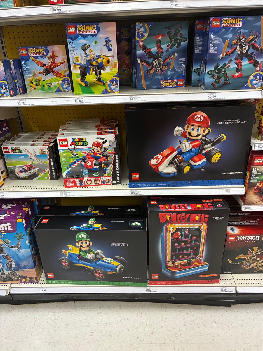 StarryShadow218's tweet photo. Also have a nice #Videogame shelf for some of them...
Might need to find a different spot if possible if i get more or Larger sets like the #MarioKart, #DonkeyKong or #Pokemon ones... #LEGO #SonictheHedgehog #Nintendo https://t.co/8L7ppe1h0o