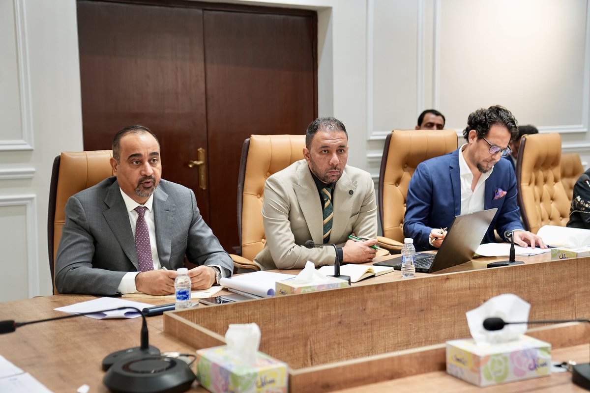 MofIraq's tweet photo. ترأس وزير المالية اجتماعاً مع وفد البنك الدولي لبحث تمويل مشاريع البنى التحتية في قطاعات الكهرباء، السكك الحديد، الطرق، التعليم، والمياه. وأكد الوزير على توجيه التمويل للمشاريع ذات الأثر المباشر على المواطنين، وتعزيز دور القطاع الخاص لتحقيق التنمية المستدامة. https://t.co/qRn7sjhXsU