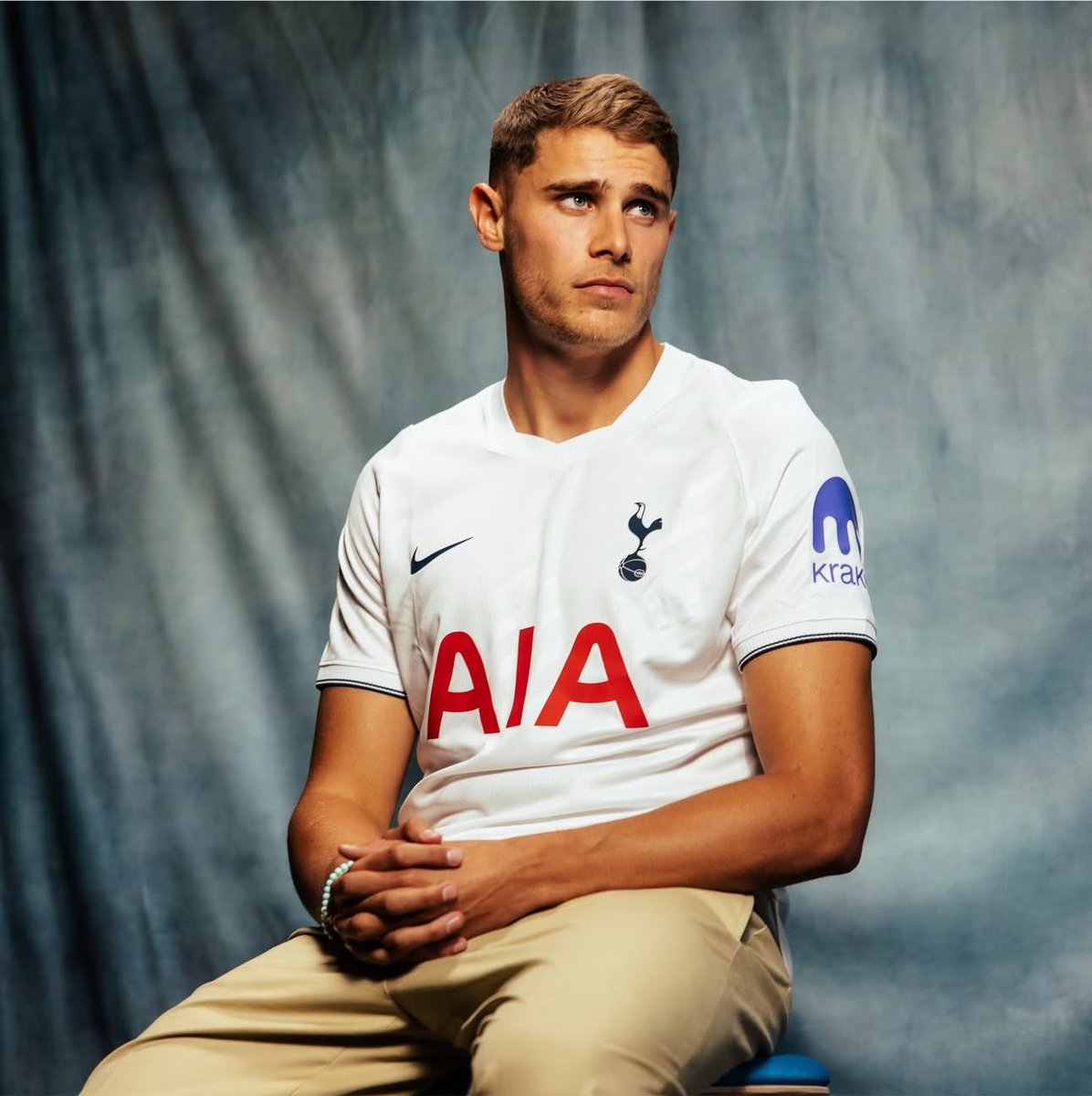 PLFrance_'s tweet photo. 🚨 LE NOUVEAU SALAIRE MIROBOLANT DE MICKY VAN DE VEN 🇳🇱 À TOTTENHAM ! 🤯

Le défenseur néerlandais devrait toucher plus de 75 MILLIONS D’EUROS avec son nouveau contrat jusqu’en 2031. 💰

💶 Plus de 15 M€ par an
💸 Plus de 1,25 M€ par mois
🤑 Plus de 288 000 € par semaine
💵 Plus de 41 000 € par jour
⏱️ Plus de 1 700 € par heure

Il devient ainsi le plus gros salaire de l’effectif des Spurs.

🗞️ @telegraaf