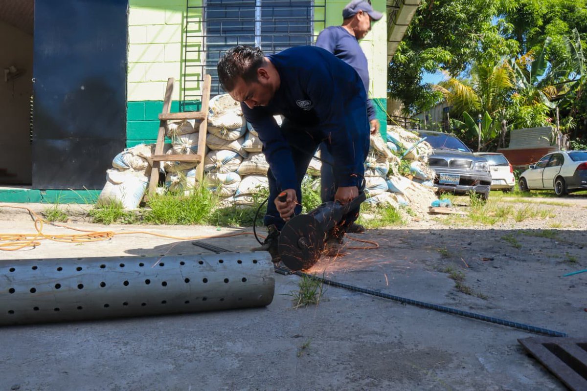LaCapitalSSC's tweet photo. 🚧 En Hábitat Confíen, zona A de Ciudad Delgado, Desarrollo Urbano trabaja en una cárcava. Se colocará una estructura de hierro para cubrir la bóveda y conectar la tubería pluvial con la caja recolectora.

#SanSalvadorCentro #Obras https://t.co/epJjoNlirW