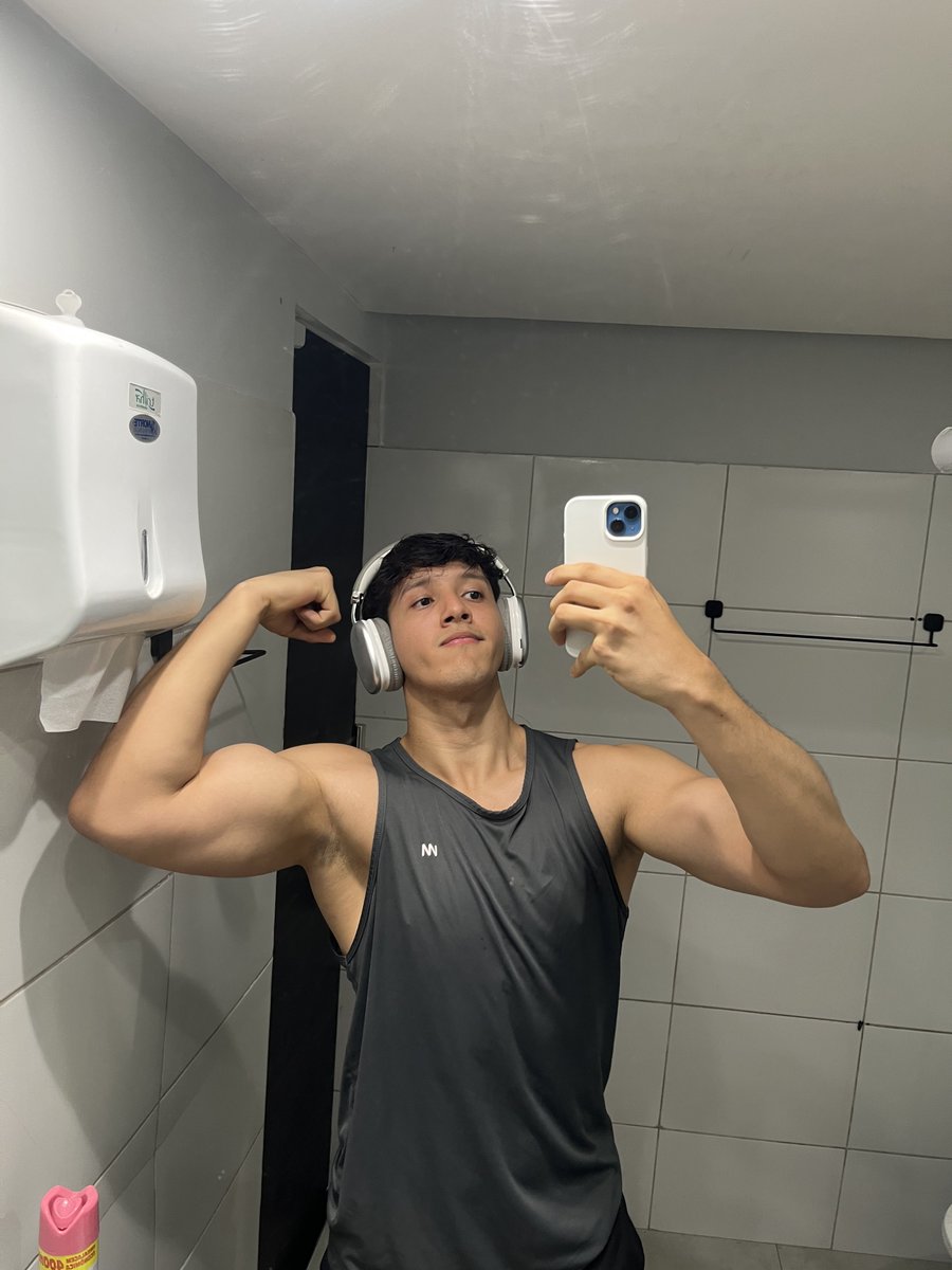 sbrinnoo's tweet photo. coisas lindas q o bulking proporciona https://t.co/MiAj3w1rDj