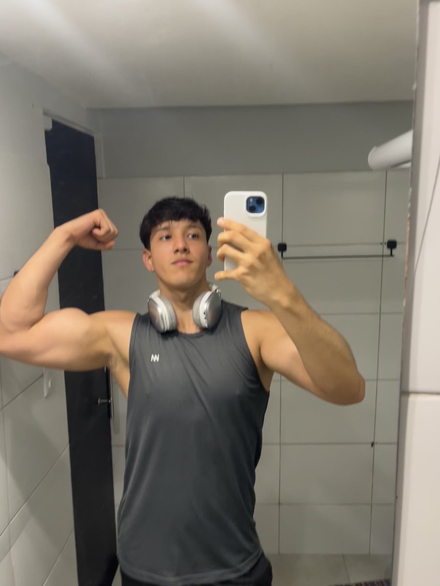 sbrinnoo's tweet photo. coisas lindas q o bulking proporciona https://t.co/MiAj3w1rDj