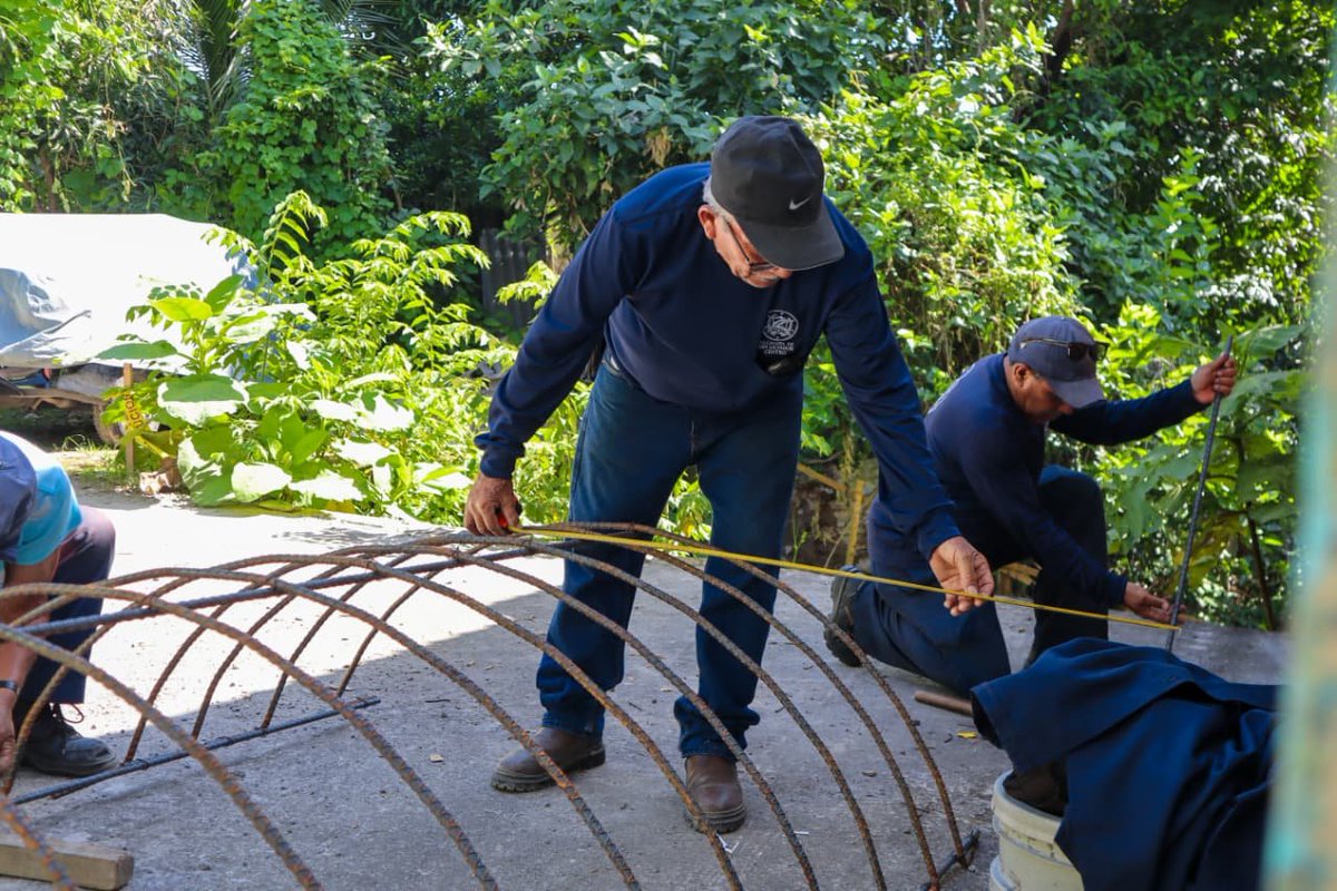 LaCapitalSSC's tweet photo. 🚧 En Hábitat Confíen, zona A de Ciudad Delgado, Desarrollo Urbano trabaja en una cárcava. Se colocará una estructura de hierro para cubrir la bóveda y conectar la tubería pluvial con la caja recolectora.

#SanSalvadorCentro #Obras https://t.co/epJjoNlirW