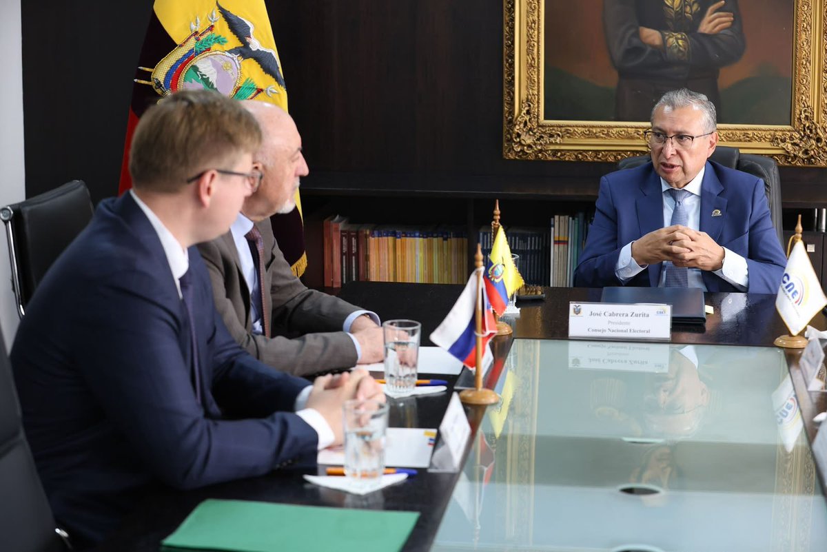 cnegobec's tweet photo. #CNEInforma 🇷🇺🫱🏽‍🫲🏼🇪🇨

El presidente del CNE, José Cabrera Zurita, @jr_cabreraz, recibió la visita protocolar del embajador de la Federación de Rusia, @RusEmb_Ecuador, Vladimir Sprinchan, con el fin de fortalecer la cooperación conjunta en materia electoral y conocer los avances de las #Elecciones2027Ec y #ElecciónCPCCS2027. 🗳️