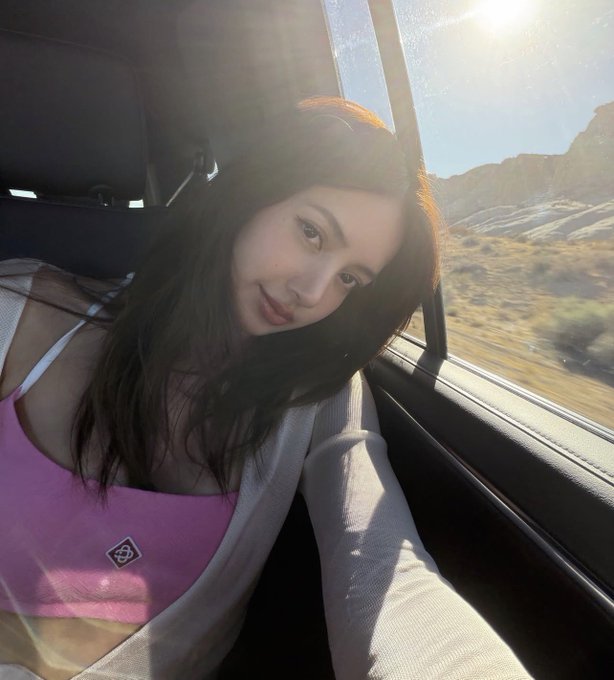 WORLDMUSICAWARD's tweet photo. #LISA looks so gorgeous in Red Rock, Arizona...👏💃✨💫🌟😍🏜️🟥🪨🇺🇸 

“Red rock therapy”  
🔗 https://t.co/LIVMeIapbY

@wearelloud https://t.co/H5WejDfx1r