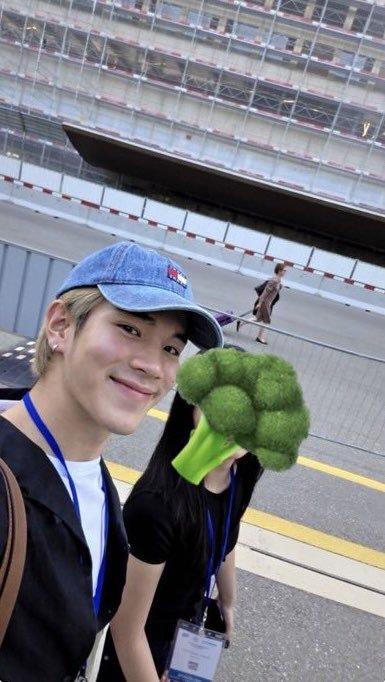 EllosEun's tweet photo. @Vanishafw @zuenrosezyva @mixbubble07 @thyniaF Sike, he arrived directly at switzerland he accompanied his sis and lmao😂 he wasnt even near london where jyg is. And his mom updated today too that he joined his sister on the tour for the course in the university there. So much for your "fake rumours" https://t.co/usnE0GTlbT