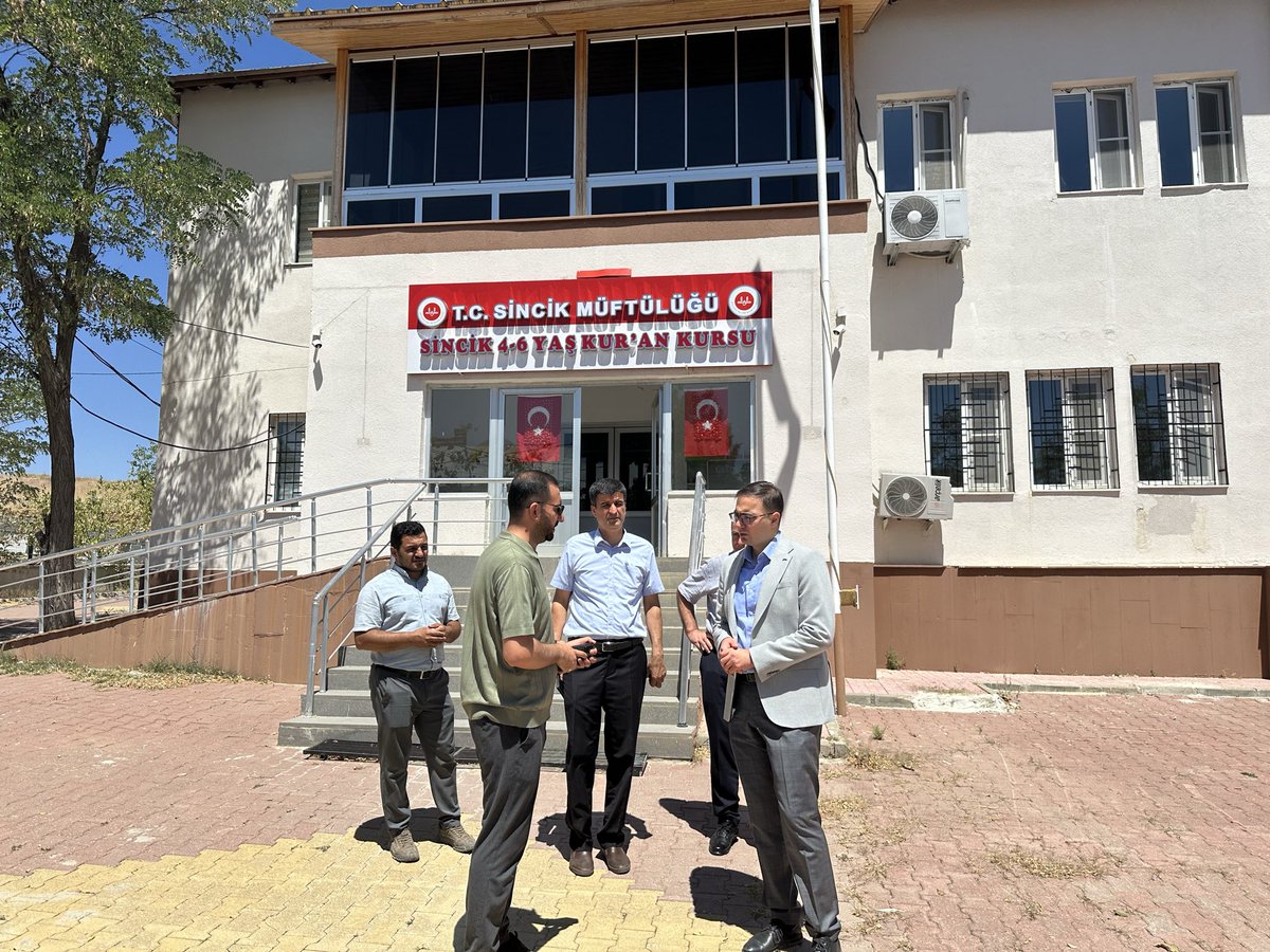 KaySincik65645's tweet photo. Ziyarette minik öğrencilerimizle yakından ilgilenen Kaymakamımız, onların eğitim süreçleri hakkında hocalarından bilgi aldı.Yavrularımızın milli ve manevi değerlerle büyümesini sağlayan eğitmenlerimiz ve velilerimize teşekkür ederek hayırlı ve başarı dolu bir eğitim dönemi diledi https://t.co/Kxxi92sSm9