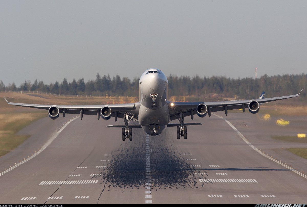 fjlopezm11's tweet photo. Nuevo hilo de los lunes (aunque hoy sea martes), donde vamos a hablar de esas imágenes que recurrentemente vemos en las redes en las que vemos algún avión pesado despegar al final de alguna pista usando cada cm de asfalto. https://t.co/xxX3QgK8u8