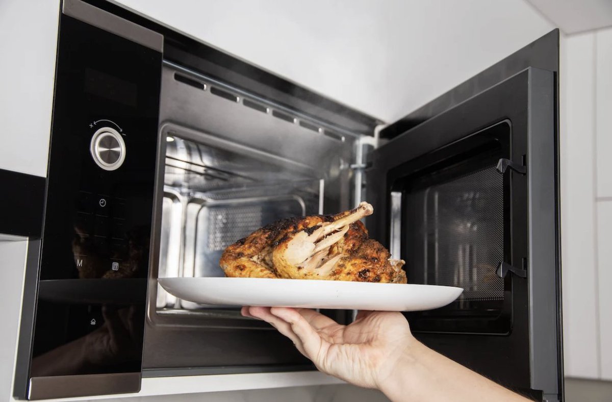 animalgourmet's tweet photo. 🤕 ¿Miedo de enfermarte o que tu pizza quede como chancla? No te preocupes, aquí te damos los consejos expertos para 🔥 recalentar comida 🍗🍚🍕 y evitar el riesgo que conlleva. 
https://t.co/Mp71pGeJMc

#recalentararroz #arroz #recalentado #tipsdecocina #AnimalGourmet https://t.co/CMqJd9yBau